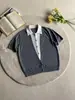 Camiseta de Tricô Falsa de Duas Peças com Gola e Manga Curta para Homens e Mulheres, Bloqueio de Cores de Verão, Estilo Old Money de Luxo Leve, Top Casual para o Trabalho