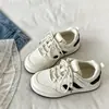 Zapatillas casuales de estilo coreano para mujer, nuevos zapatos blancos de suela gruesa para otoño 2026 para combinar con faldas, mocasines de nicho, zapatos deportivos