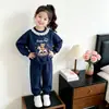 2026 Nuevo Conjunto de Niña con Adorno de Encaje Sudadera con Estampado de Dibujos Animados y Pantalón de Chándal Conjunto de Dos Piezas Ropa Infantil En Stock Venta al Por Mayor