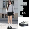 Tênis branco feminino feito de couro bovino de flor integral, novo modelo outono 2026, sapatos biscuit plataforma para aumentar a altura, tênis esportivo casual versátil para mulheres