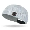 Gorra de pescador de malla con etiqueta de cuero FEWK para primavera y verano para hombres y mujeres, gorra de pescador de malla transpirable de copa redonda hip-hop callejero, transfronterizo