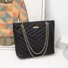 Bolsa Tote Urbana Casual para Mujer 2026, Grande de Moda Versátil con Cadena Bordada para Hombro y Mano, Pieza Única al por Mayor