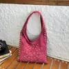 Bolso Tote de Moda Europeo y Americano Nuevo Invierno 2025, Bolso de Hombro con Remaches de Lunares Moderno y Genial Personalizado para Mujer
