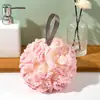 La bola de flor para baño es súper suave y no se deshace, lo que la hace perfecta para exfoliar y bañarse.. Es una herramienta de baño de burbujas de tamaño grande tanto para hombres como para mujeres, diseñada para la limpieza