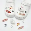 Decoraciones de zueco de dibujos animados abeja linda piña accesorios DIY hebillas de zapato dijes para zapatos versátil transfronterizo en stock al por mayor
