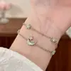 Moderna Moda de Lujo Ligero con un Toque de Alta Gama, Pulsera Doble Capa de Concha de Estrella y Luna con Circonita Super Brillante, Accesorio de Mano Versátil de Nicho para Mujeres