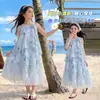 Vestido de Verano Nuevo para Niñas 2026 con un Estilo de Princesa de Alta Gama, Cuello Halter, Diseño Floral, Adecuado para Vacaciones en la Playa y la Costa