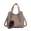 Moda de Comercio Exterior Bolso Simple para Mujer 2025 Nuevo Invierno Bolso de Mano Versátil Bolso Cubo con un Toque de Lujo, Bolso de Hombro y Cruzado