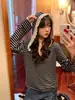 Camiseta Listrada com Renda em Retalhos com Capuz de Manga Longa Estilo Relaxado para Mulheres Design Outono Inicial 2025 Top Solto com Botões