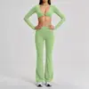 Conjunto de fitness de manga larga con cuello en V y cintura corta expuesta para mujer, pantalones acampanados de cintura alta que realzan los glúteos, conjunto de yoga elegante para entrenamiento de running