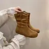 Botas de Moda de Este Año Estilo Retro Nuevo Aumento de Altura Interior Otoño Invierno Peluche Apilado Marrón Arrugado Sensación de Bota 2026