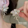 ¡Papelería Iris! Pendientes de Flor de Circonita y Perla, Pendientes de Lujo Ligero de Alta Gama, Accesorios de Oreja Versátiles Sencillos y de Moda al por Mayor