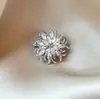 Broche de Girassol de Alta Qualidade para Vestidos, Roupas e Golas, Alfinete Anti-Exposição, Decoração Galvanizada em Liga Metálica Atacado