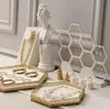 Soporte Creativo Blanco de Panal para Exhibición de Joyería de Aretes Bandeja de Exhibición de Joyería de Anillos y Pulseras Accesorios para Fotos