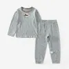 Conjunto de Pijama Novo para Meninas Primavera e Outono, Macio, Respirável, Confortável Conjunto de Algodão com Camisa Básica
