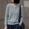 Cardigã de tricô fino, com mangas compridas, padrão de ondas d'água, textura em camadas e gola redonda, um novo estilo de suéter para mulheres usarem na primavera e no outono