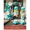 La atmósfera en la puerta de la ceremonia de inauguración de la gran y auspiciosa cesta de flores está decorada con globos y columnas.. La escena de la celebración del aniversario del centro comercial.
