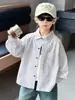 Camisa infantil fresca de rayas verticales de manga larga, colección primavera y otoño 2026, camisa de bebé de corte holgado, prenda exterior informal para niños