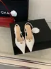 2026 Nova Moda Elegante Europeia e Americana Bico Fino Bico Fino Couro Patente Salto Agulha Costas Abertas Sapatos de Salto Alto Feminino