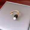 Anel Aberto Pena de Pérola Banhado a Ouro Real 18K, Toque de Luxo Leve e de Alto Padrão, Anel para o Dedo Indicador, Joia Exquisita Moderna e Versátil