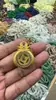Pingente de Bússola Giratória Oito Tesouros Cravejado de Diamantes, Colar de Bússola Vazado com Design Único, um Item Popular de Joalheria Transfronteiriça
