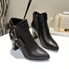 Botines Nuevos de Estilo Otoño e Invierno 2026 para Mujer con Punta Fina, Decoración Metálica, Cierre Lateral, Tacón Alto Grueso, Disponibles al por Mayor