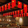 Decorações para o Dia Nacional, bandeirinhas chinesas em corda, bandeiras de pendurar, decorações de loja externa para o Dia Nacional, arranjos de atmosfera e cenário, bandeira vermelha de cinco estrelas