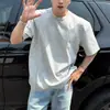 Verão 2026 Nova Moda Masculina Marca Tendência Versátil Design com Rebites Camiseta de Manga Curta Top Casual Estilo Simples