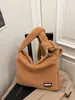 Bolsa de Pelúcia Estilo Preguiçoso de Comércio Exterior para Mulheres 2025 Nova Bolsa de Ombro Versátil Casual Bolsa Transversal Tote Estilo Western de Nicho