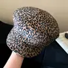 Gorra retro americana con parche de estrella de estampado de leopardo para mujer, boina de pico de pato de estilo nicho de moda de chica picante de alta gama