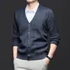 Suéter liso masculino em estoque, cardigã de malha de qualidade, de ponto grosso, com botões de um lado, gola V e bolsos reais, suéter masculino