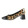 Zapatos de tacón bajo de cuero genuino con estampado de leopardo negro para mujer, estilo nuevo de otoño, tacón grueso, puntera cuadrada, tacón medio, elegantes y versátiles, cómodos para los pies