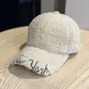 Gorra de Béisbol Bordada con Letra de Lana de Cordero Retro Otoño Invierno 2026 Para Mujer Circunferencia de Cabeza Grande Ala Ancha Hace que la Cara se Vea Más Pequeña Gorra de Pico de Pato