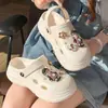 Zuecos de suela gruesa para mujer 2026 estilo nuevo de verano plataforma que aumenta la altura zapatos de jardín lindos de dibujos animados florales tridimensionales zapatillas de punta cerrada