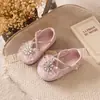 Diadema Estilo Hada de Moda Sandalias de Suela Suave 2026 Primavera Verano Nuevo Estilo Coreano Zapatos de Princesa con Lazo de Pedrería para Niñas