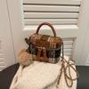Bolsa Pequeña de Lana de Comercio Exterior para Mujer Otoño e Invierno 2024 Nueva Moda Retro a Cuadros de Mano Cruzada Mini Bolso Tipo Cubo