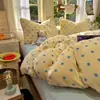 Conjunto de inverno quente e espesso estilo ins, quatro peças, incluindo capa de edredom de veludo de leite, lençol de cama e conjunto de três peças para dormitórios, estilo lençol de cama de 1,8 metro