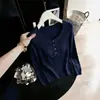 Suéter de tricô com decote baixo para outono/inverno 2026, elegante e com caimento justo, perfeito como peça base para mulheres, com um toque sofisticado e de alta qualidade