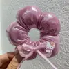 Verano 2025 Nuevo Lindo Gato Lazo Flor de Algodón Diadema Ligeramente Brillante Tela Rosa Plateada Bola de Flor Accesorio para el Cabello