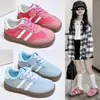 Zapatos para Niña 2026 Primavera y Otoño Nuevo Estilo Zapatos de Entrenamiento Alemanes para Niños Suela Suave Antideslizantes Zapatos de Tabla para Niña Pequeña Zapatos Deportivos para Estudiante