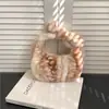 Bolsa de Pelúcia Fofa Estilo Coreano Retrô Transfronteiriça Nova Moda Outono/Inverno 2026 Versátil Grande Capacidade Bolsa de Mão para o Dia a Dia