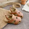 Sandalias Infantiles Estilo Coreano 2026 Verano Nuevos Zapatos Casuales para Niños Zapatos para Bebés de Exterior Niñas Zapatos de Playa Cerrados de Punta Modernos