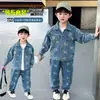 Conjunto Jeans Tendência para Meninos Primavera 2026 Novo Estilo Coreano Moda para Bebês e Crianças Outono e Primavera Conjunto Macio de Jeans Duas Peças
