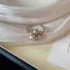 Conjunto de anel e colar de pérolas com cluster de flores de zircônia cúbica estilo francês vintage, um conjunto de joias luxuoso e elegante com um toque sofisticado, perfeito para combinar com suéteres