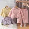 Conjunto com capuz atmosférico para meninas para outono e inverno, com luvas removíveis, um top bordado e calças compridas de perna larga feitas de tecido de lã Oli