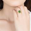 Anillo ovalado de calcedonia con forma de huevo y estrellas de jade incrustadas. Anillo brillante de jade hetiano con incrustaciones y baño de oro vivo para mujer.
