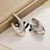 Pendientes de Gancho Curvo Plegados Huecos Estilo Ins Europeo y Americano Transfronterizos, Chapados en Cobre con Oro Real, Pendientes de Moda con un Toque de Lujo Ligero y de Alta Gama
