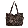 Nova bolsa de ombro tipo tote em veludo com estampa de leopardo, grande capacidade, bolsa de mão para o dia a dia, design moderno, estilo simples e casual