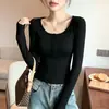 Nova camisa básica feminina estilo coreano para outono e inverno, estilosa e versátil, com textura escovada, mangas compridas, gola semiaberta e corte justo.