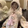 Pijamas Nuevos de Otoño e Invierno para Niñas de Vellón de Coral Cálido Dibujos Animados Oso Lindo con Forro de Vellón Gorro Engrosado Bata de Noche Transfronterizo